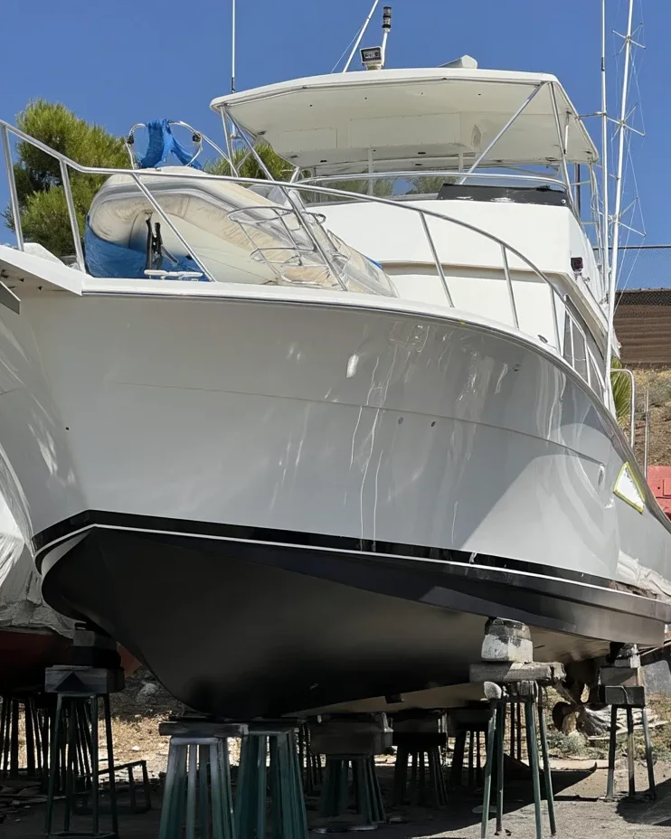 Το ίδιο σκάφος μετά το γυάλισμα, με το gelcoat να καθρεφτίζει